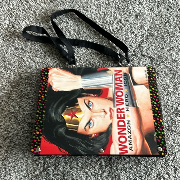 Wonder Woman comic book purse - Picture 1 of 6